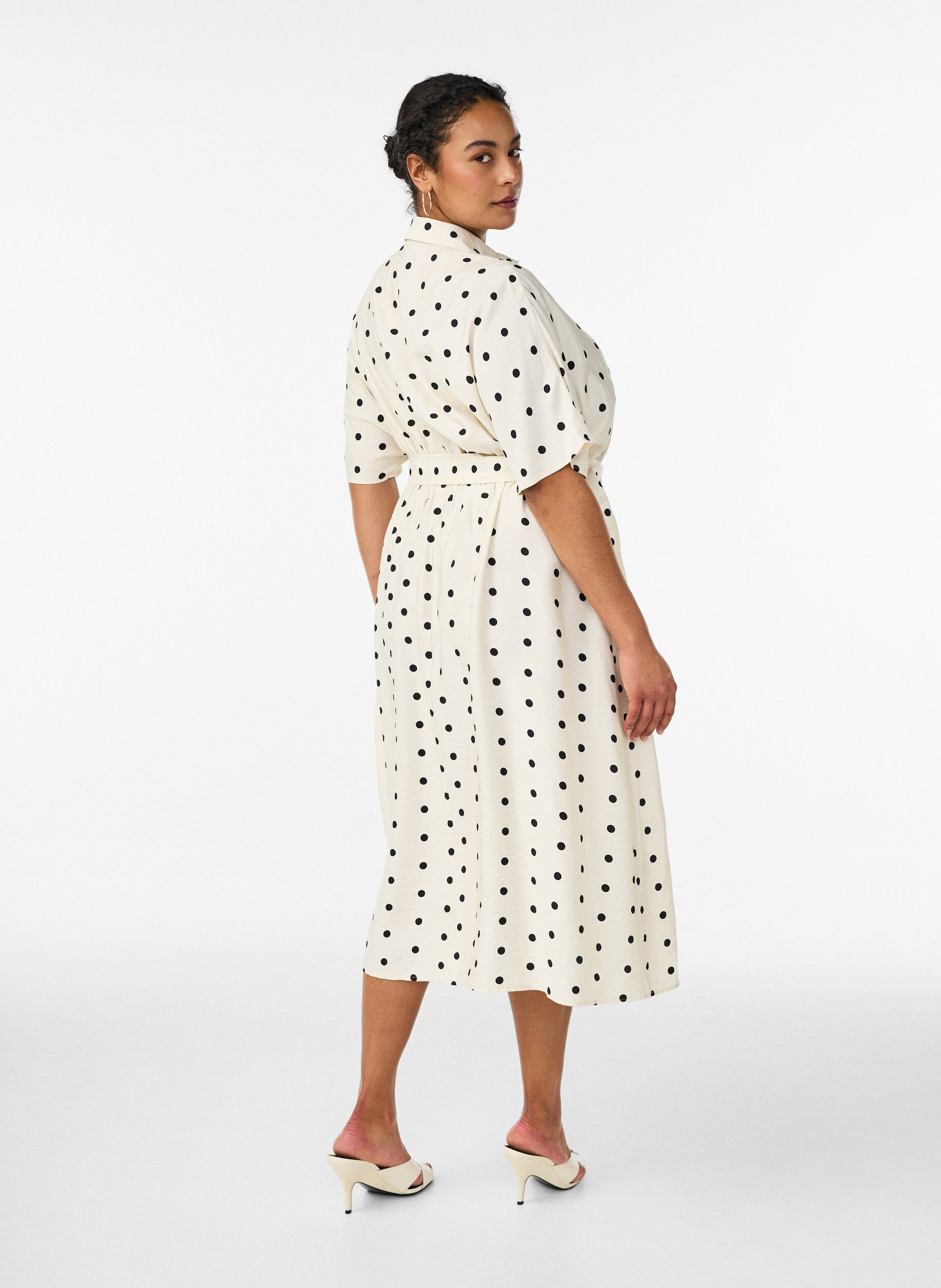 Zizzifashion Midi shirt dress in dotted viscose, Vanilla, Model image number 1