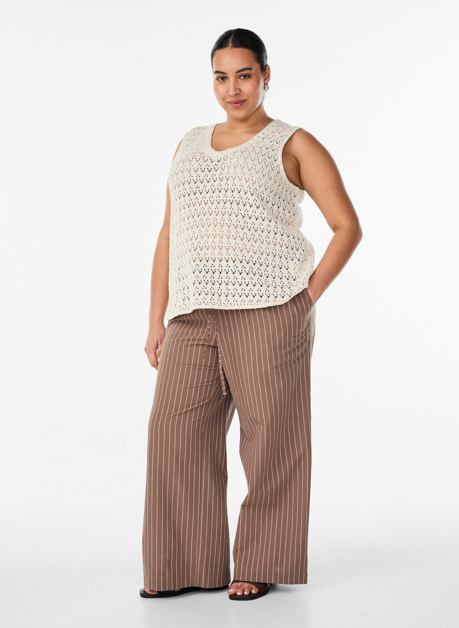 Loose trousers with high waist and pockets, Brown, Model