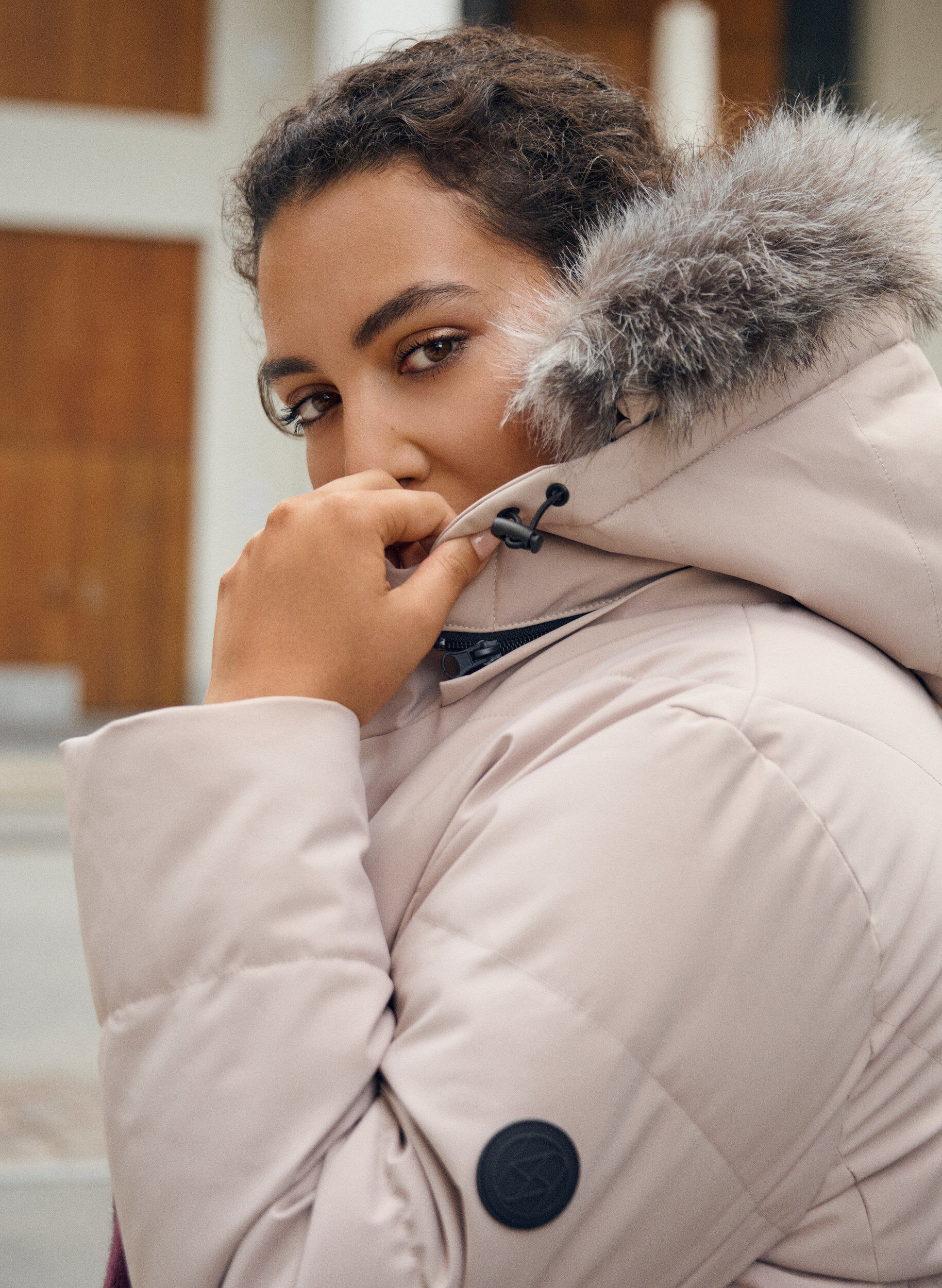 Zizzifashion Long winter coat with hook fastenings and a faux fur collar, Beige, Image image number 0
