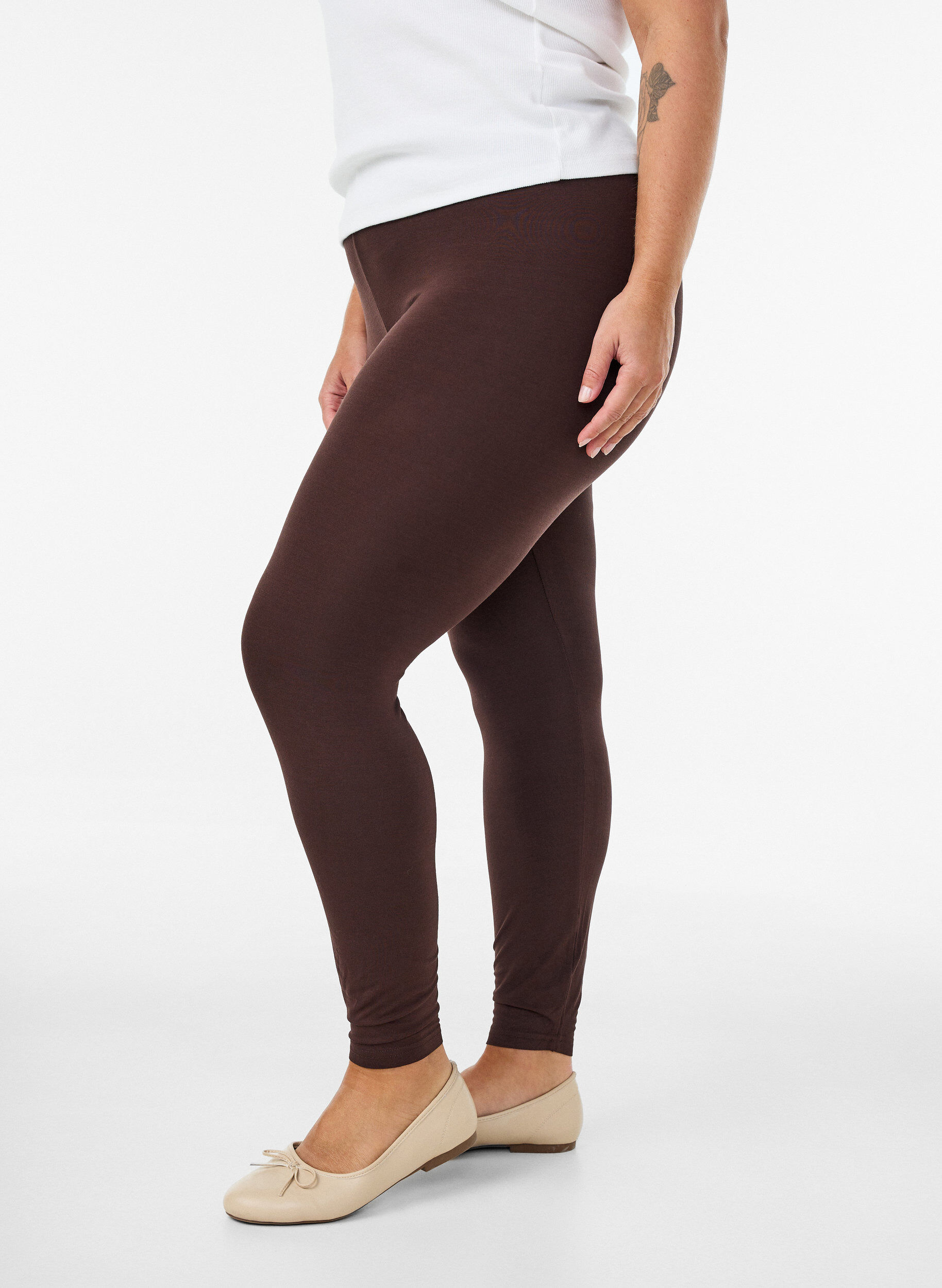 Basic viscose leggings, Brown, Model