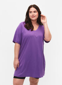 Single colour oversized t-shirt with v-neck, Deep Lavender, Model