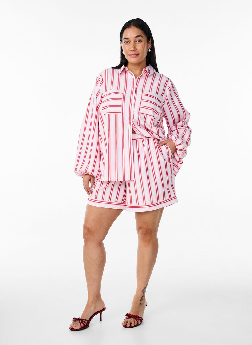 Loose shorts with stripes and pockets, Pink, Model image number 1