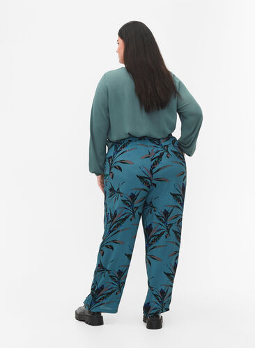 Loose viscose trousers with print, Sea Pine Leaf, Model image number 1