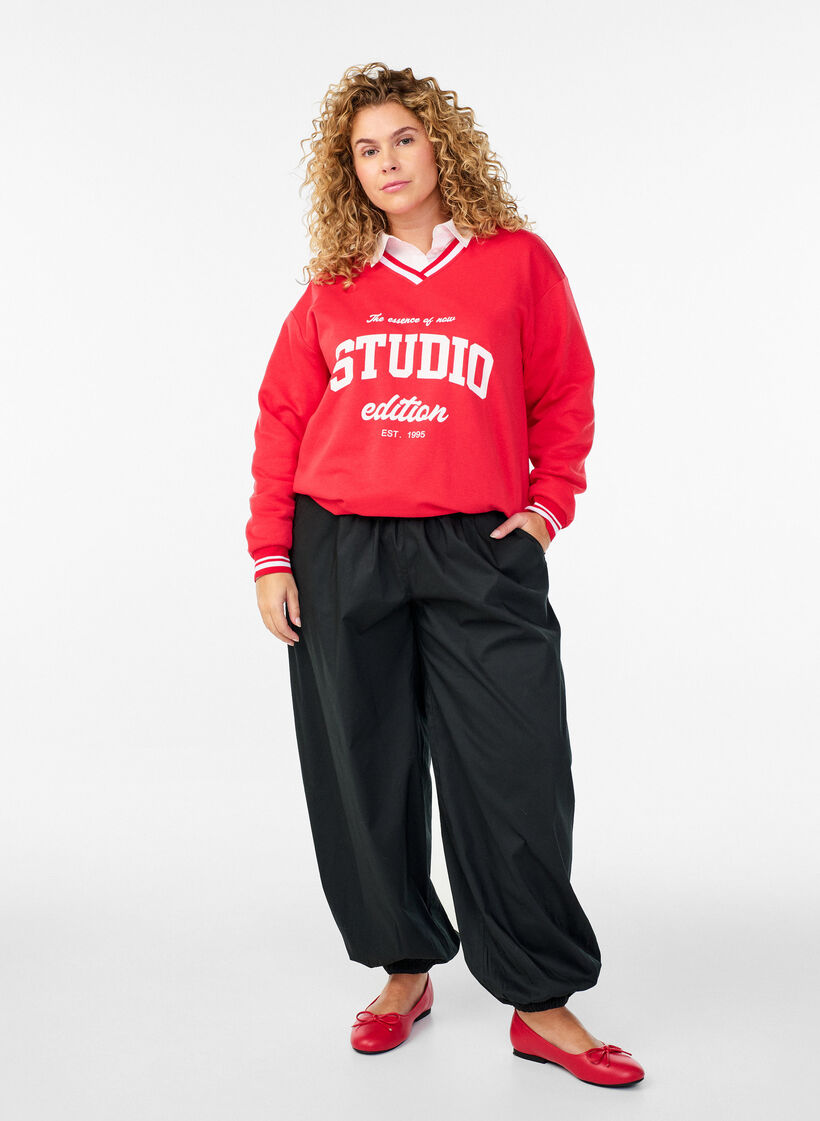 Balloon trousers with pockets and an elasticated waistband, Black, Model image number 1
