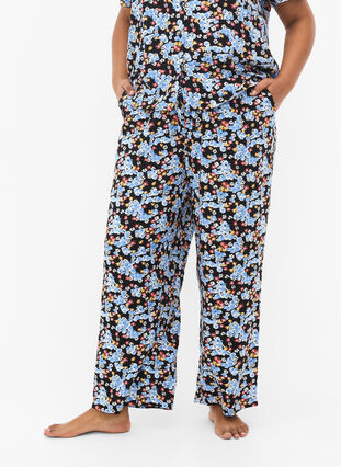 Loose viscose pyjama bottoms with print, Black Blue Flower, Model image number 2