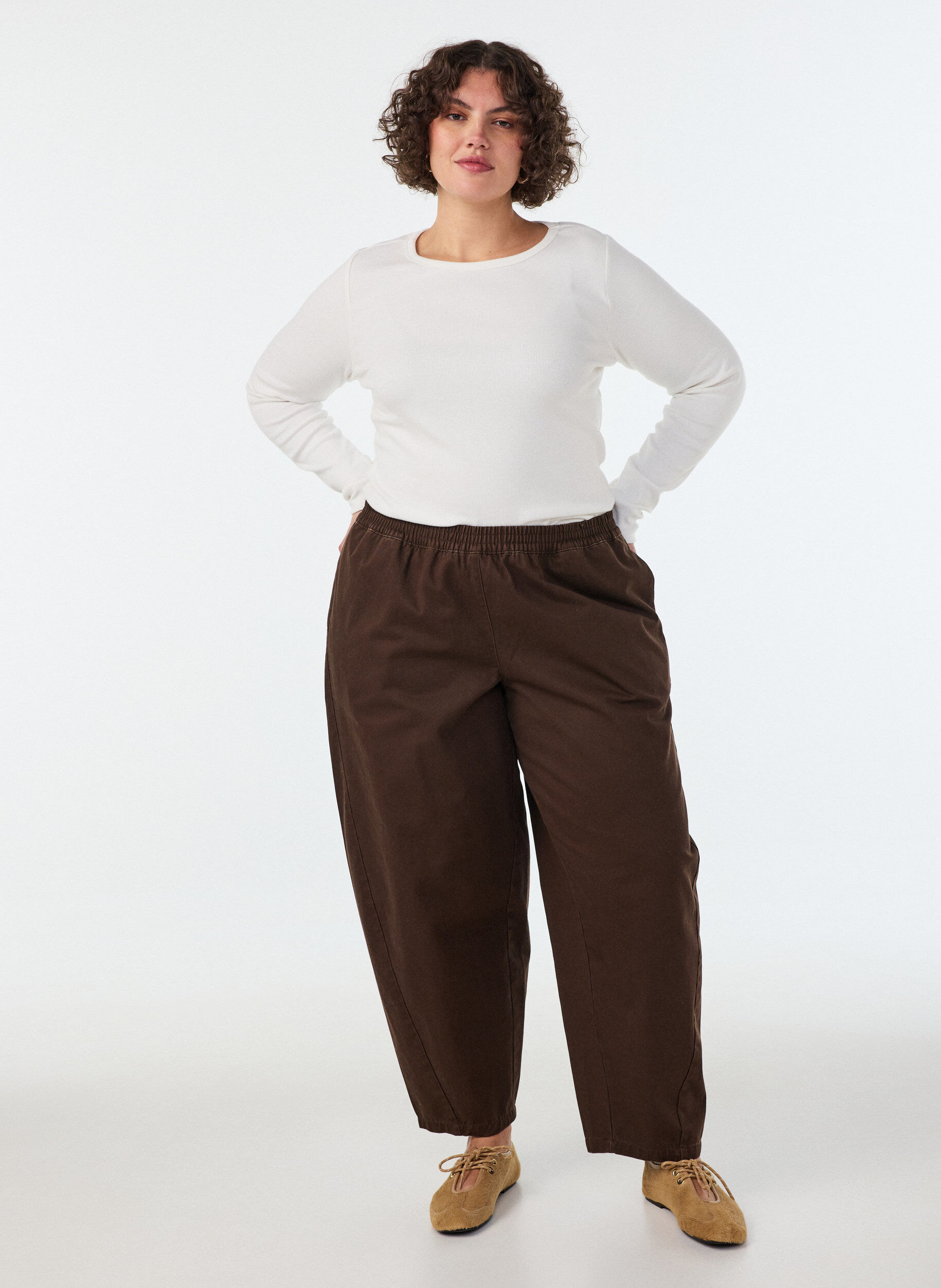 Barrel jeans with a high waist and elasticated waistband, Brown, Model