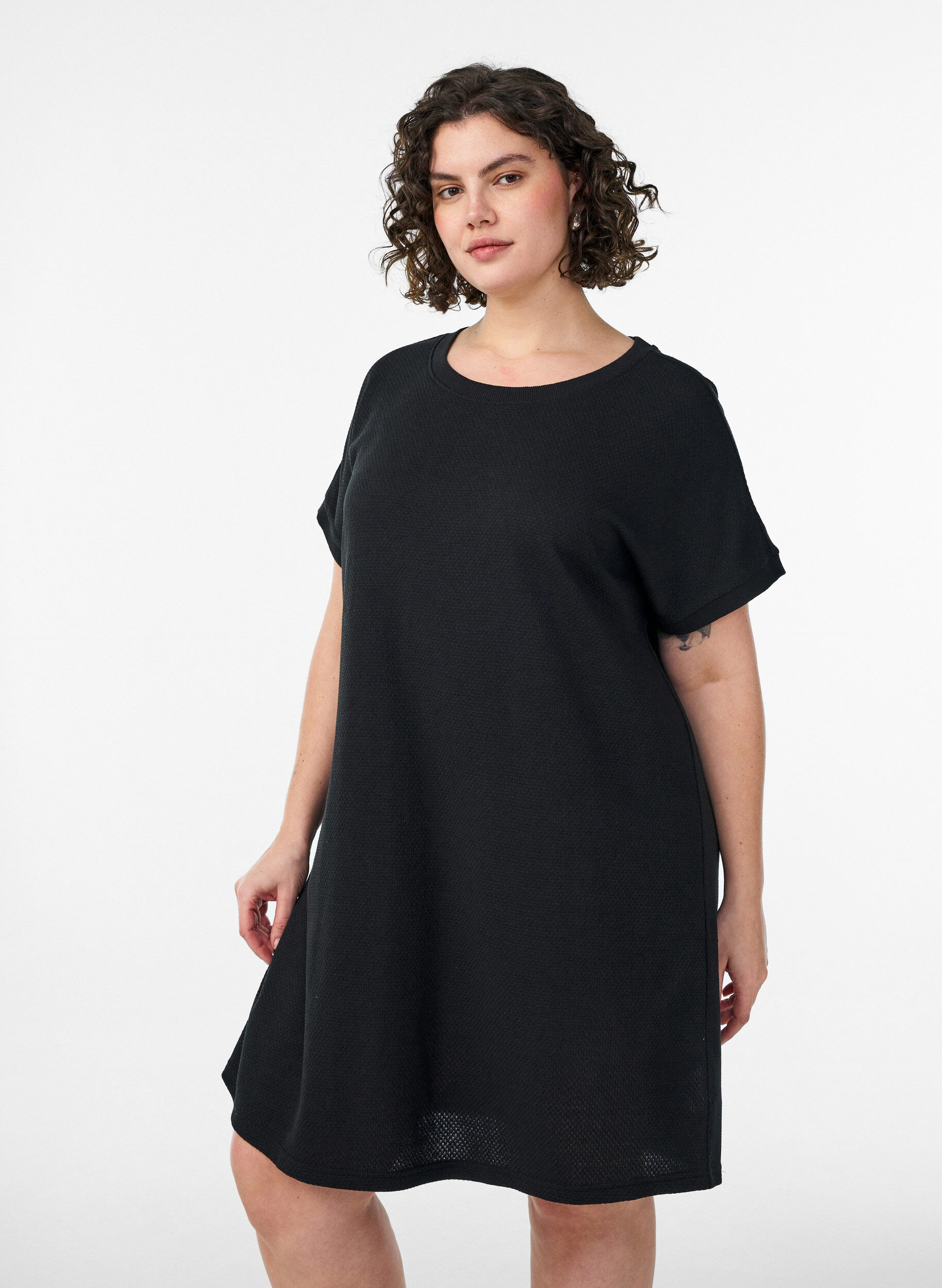 Zizzifashion Short textured jersey dress with a round neck, Black, Model image number 0