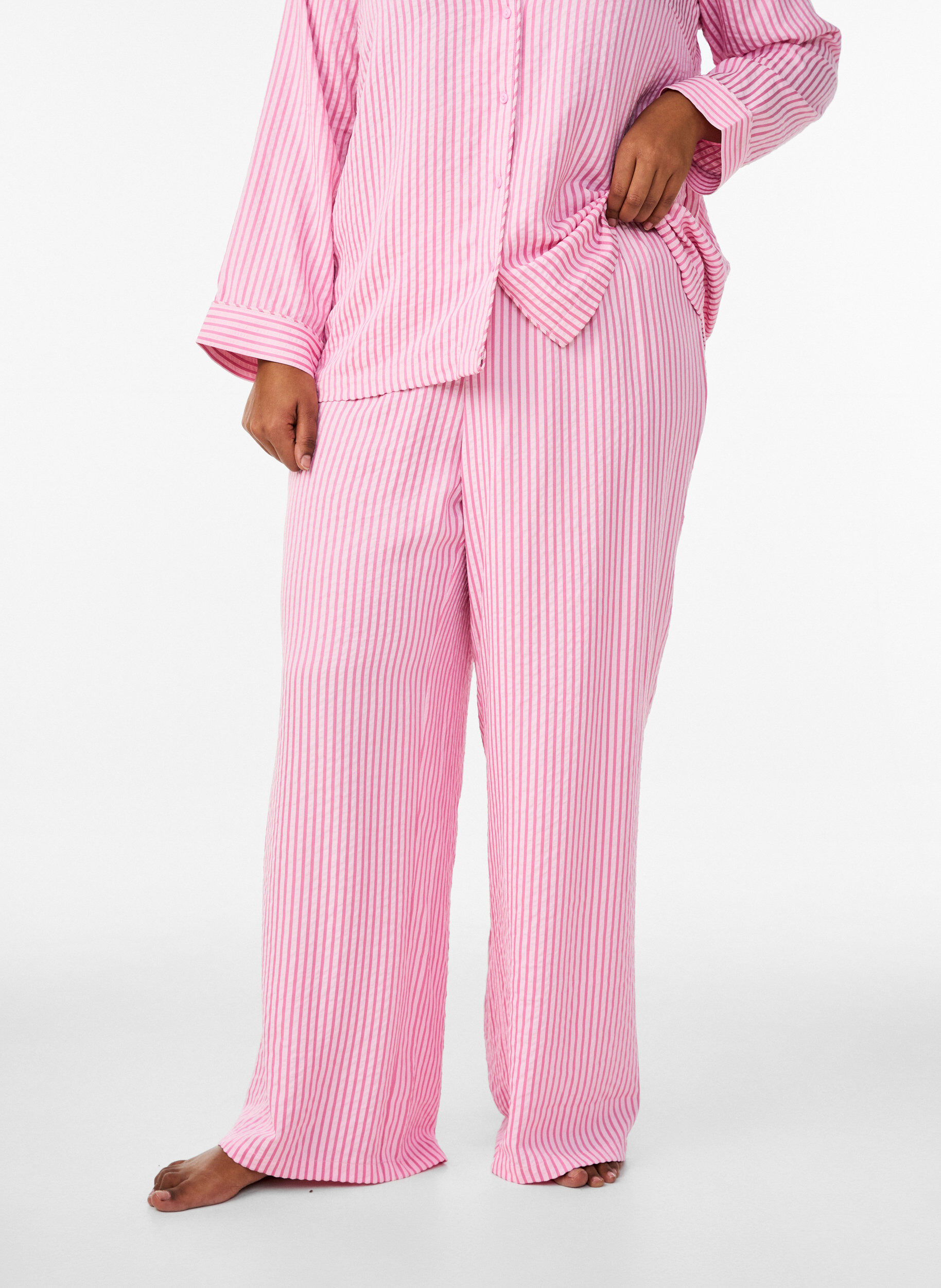 Zizzifashion Loose seersucker pyjama trousers with high waist, Pink, Model image number 2