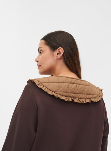 Quilted collar with ruffled edges, Toasted Coconut, Model image number 1