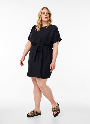 Short dress with loose fit and tie belt - Black - Sz. XL - Zizzifashion Short dress with loose fit and tie belt - Black - Sz. XL - Zizzifashion