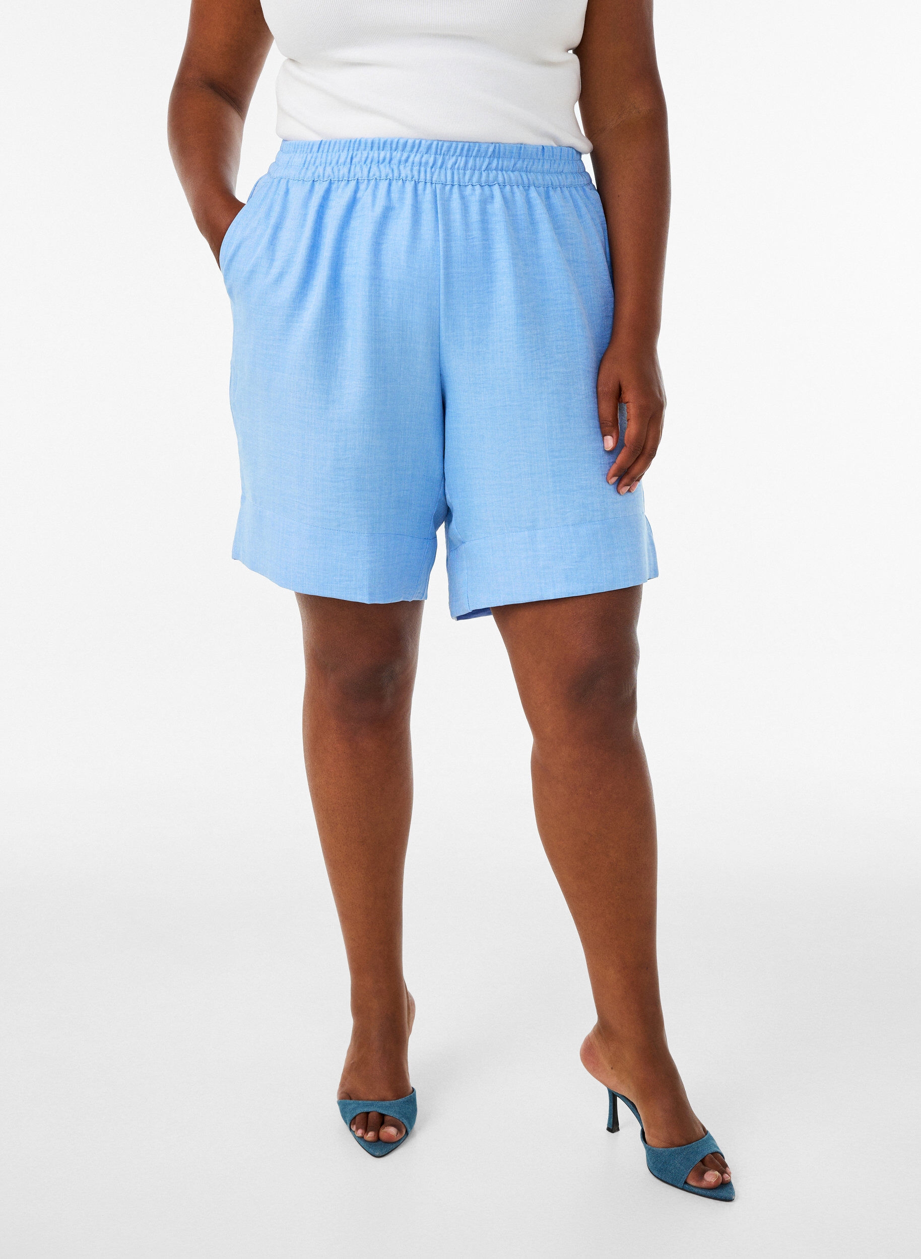 Shorts with pockets and high waist, Light Blue, Model