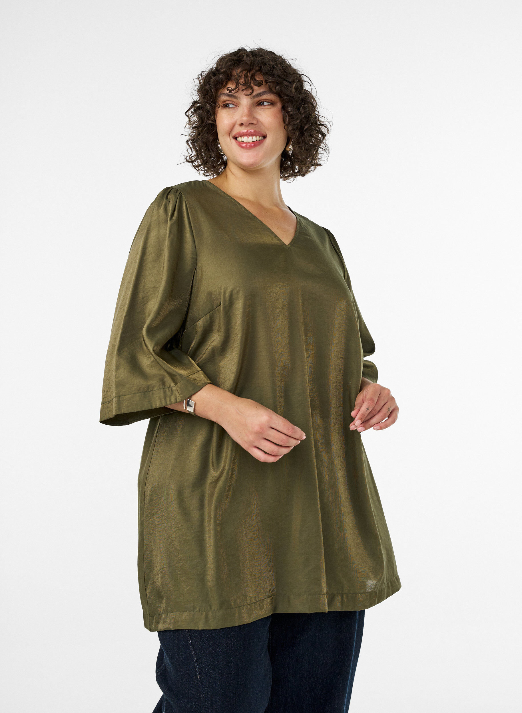 Shiny tunic with a V-neck and 3/4 sleeves, Green, Model