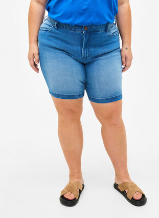 Slim fit Emily short with a regular waist, Light blue denim, Model image number 2