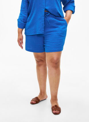 Cotton muslin shorts with pockets, Victoria blue, Model image number 2