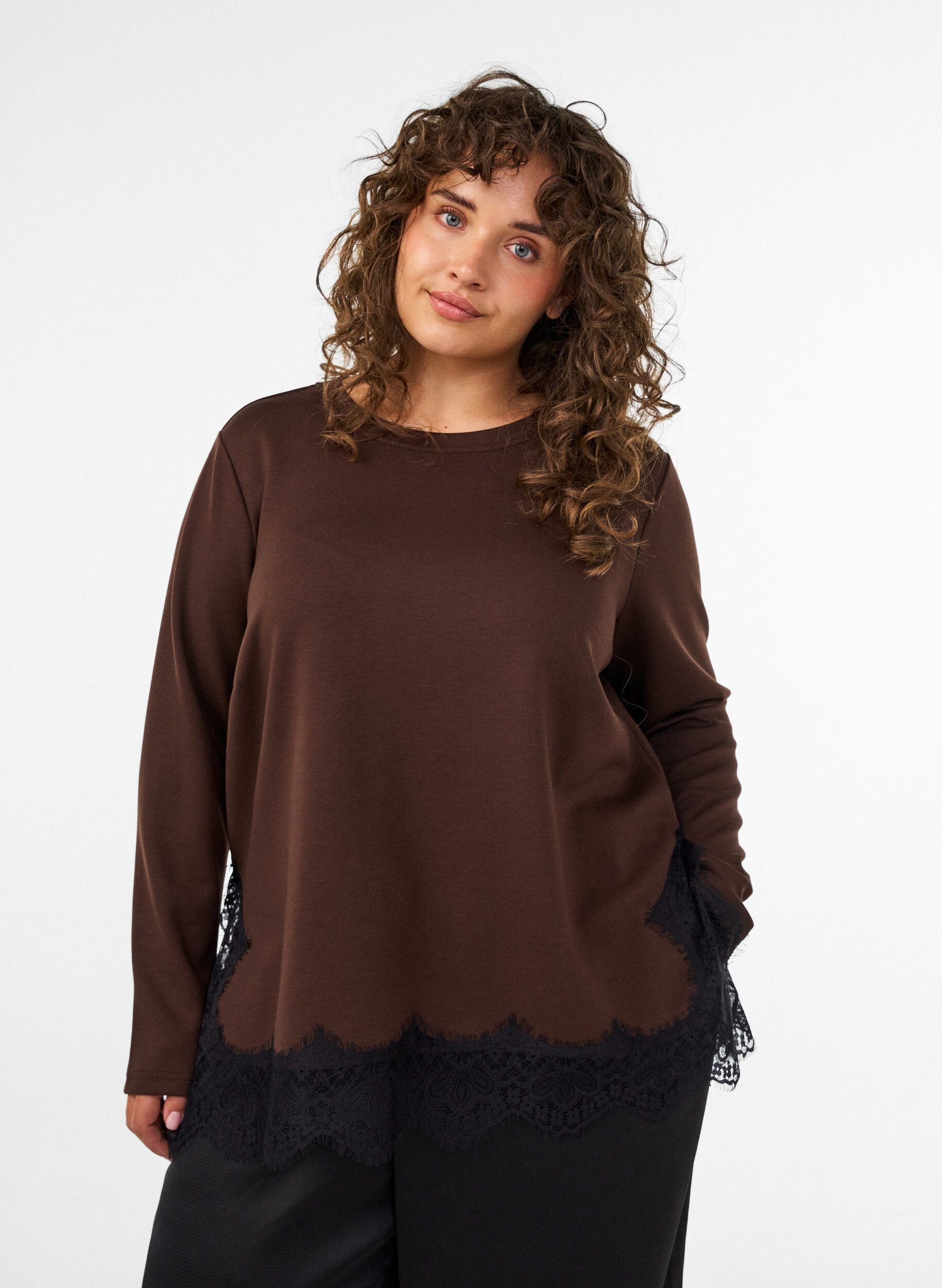 Jersey blouse with lace trim, Brown, Model