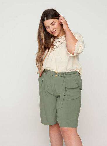 Long shorts in viscose, Agave Green, Model image number 0
