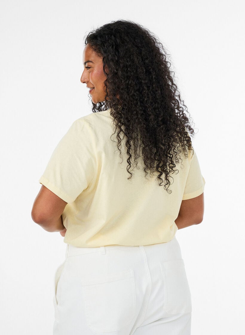 Basic cotton T-shirt with round neck, Yellow, Model image number 2
