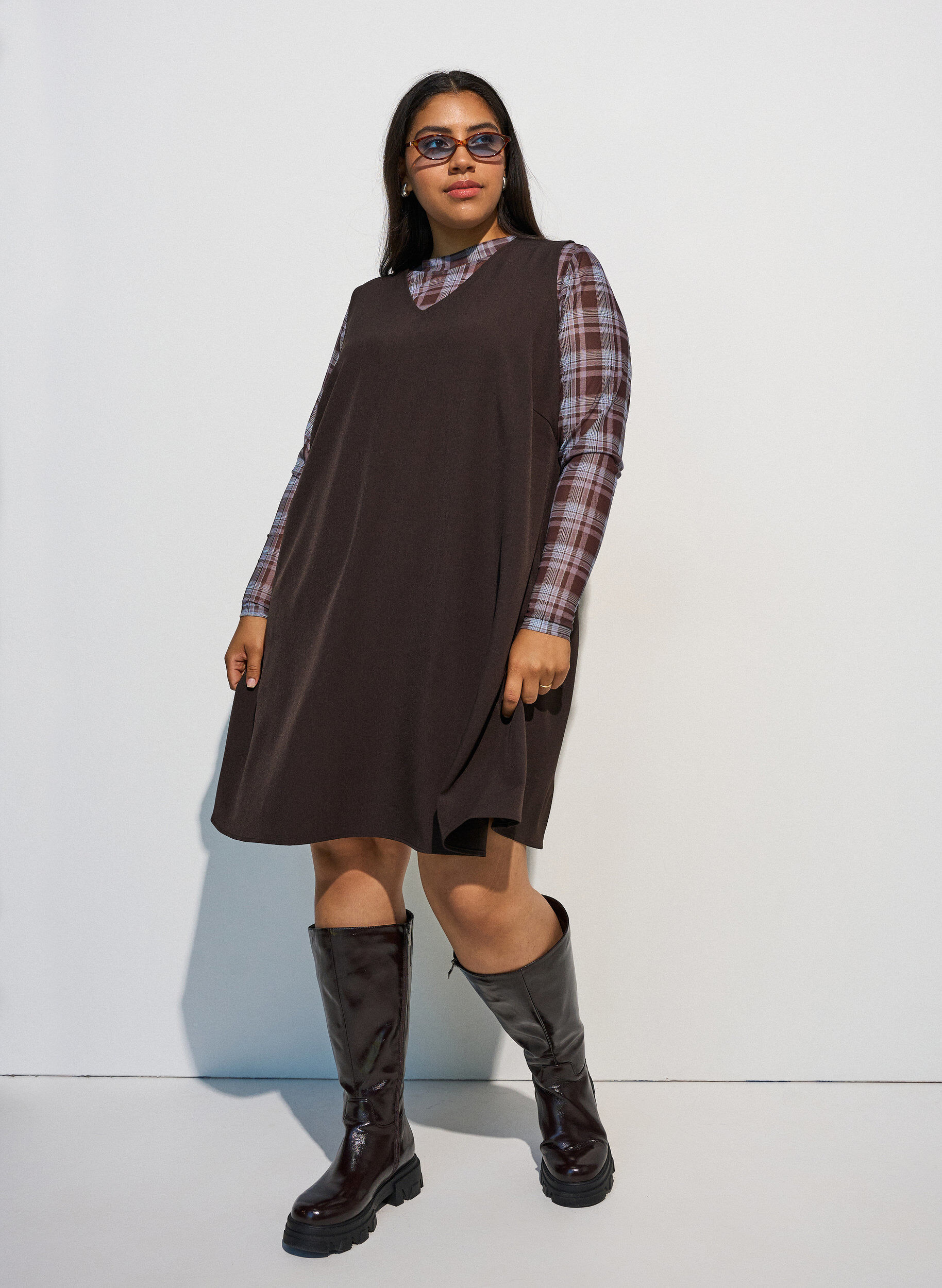 ZizzifashionSleeveless pinstripe A-line dress, Brown, Model image number 1