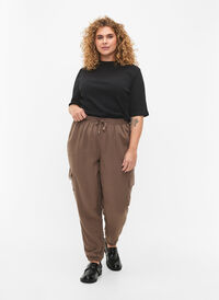 Loose cargo trousers in viscose, Chocolate Chip, Model