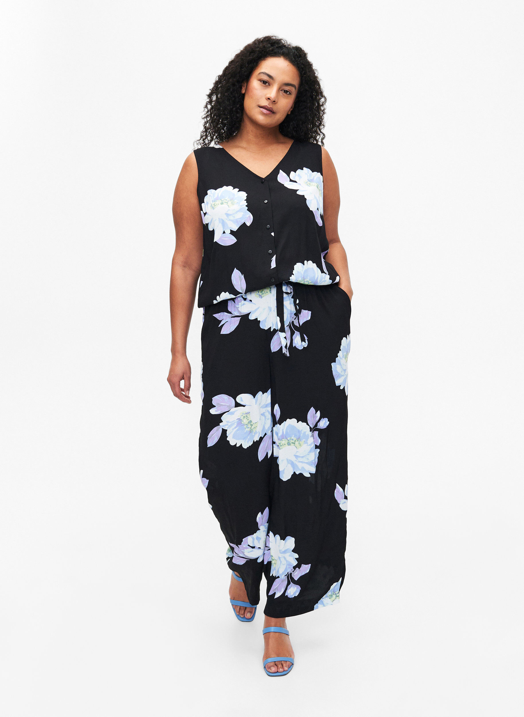 Zizzifashion Sleeveless jumpsuit in viscose, Black Big Flower AOP, Model image number 0