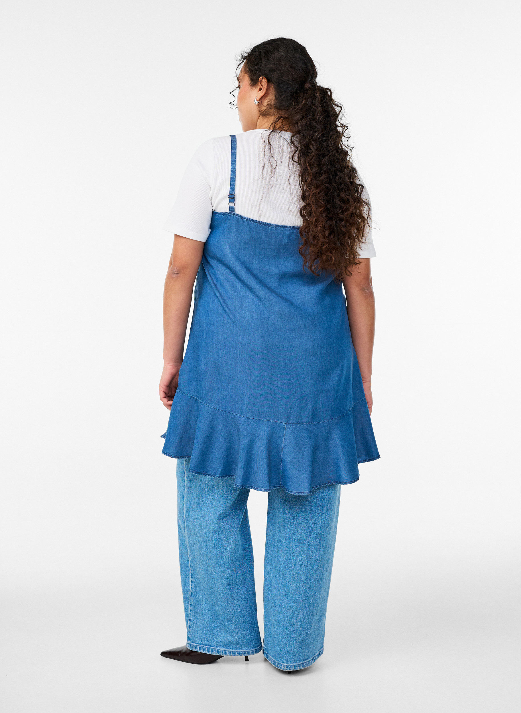 Zizzifashion Knee-length strap dress in TENCEL&trade; Lyocell with a denim look, Blue, Model image number 2