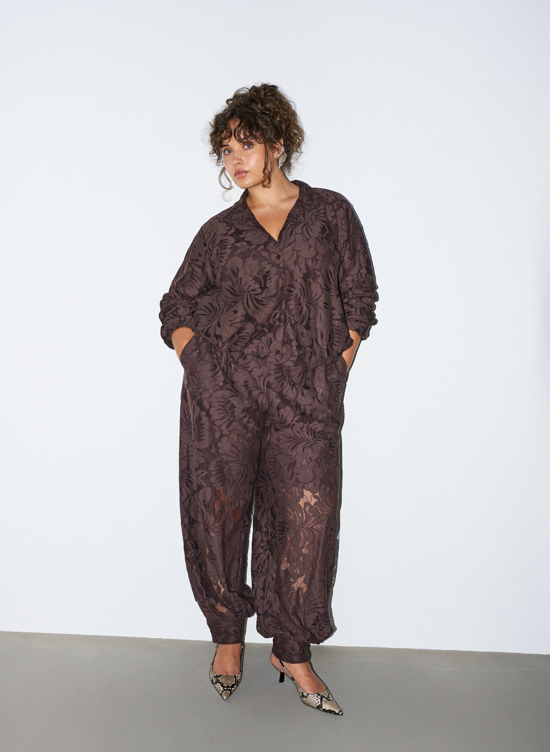 Lace balloon trousers with inner shorts, Brown, Model