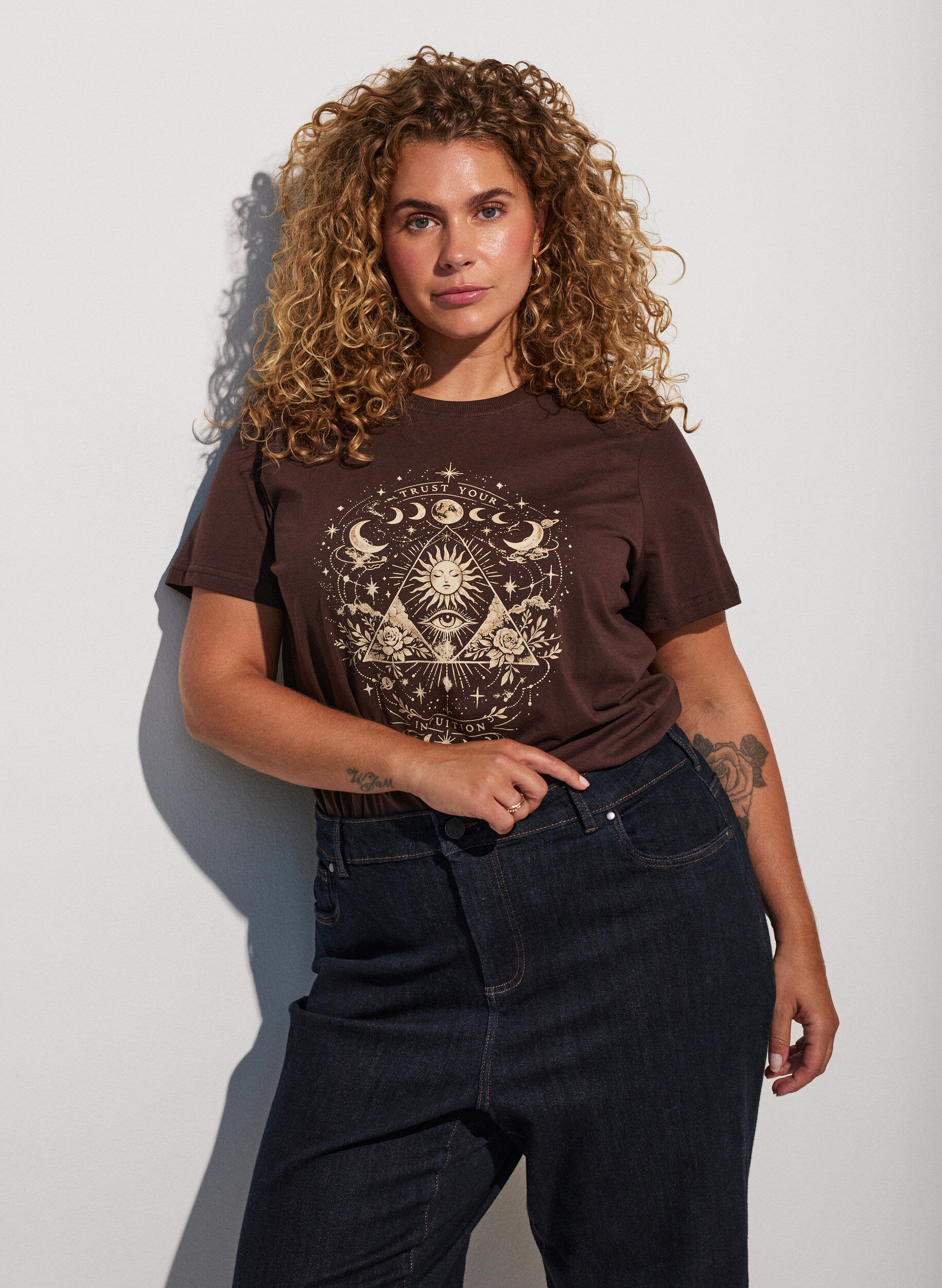 Cotton T-shirt with front print, Brown, Model
