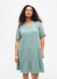 Short sleeve dress in 100% cotton, Chinois Green, Model