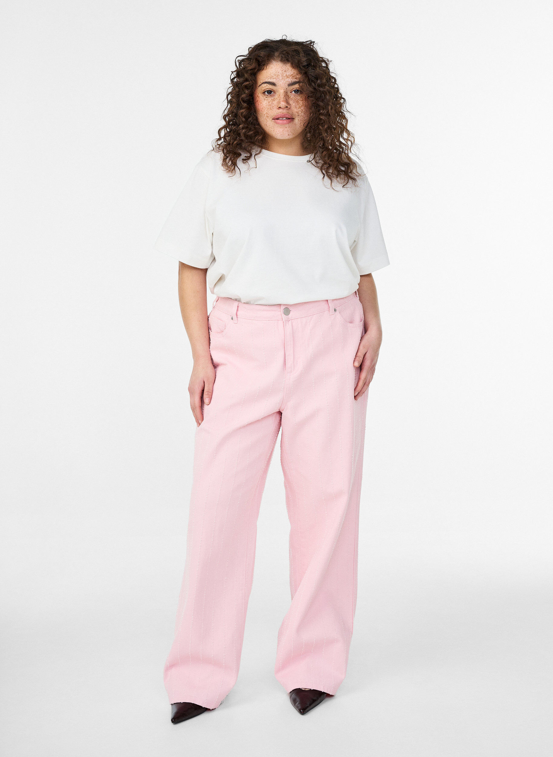 Myra jeans in coloured denim with wide fit and textured pattern, Red, Model