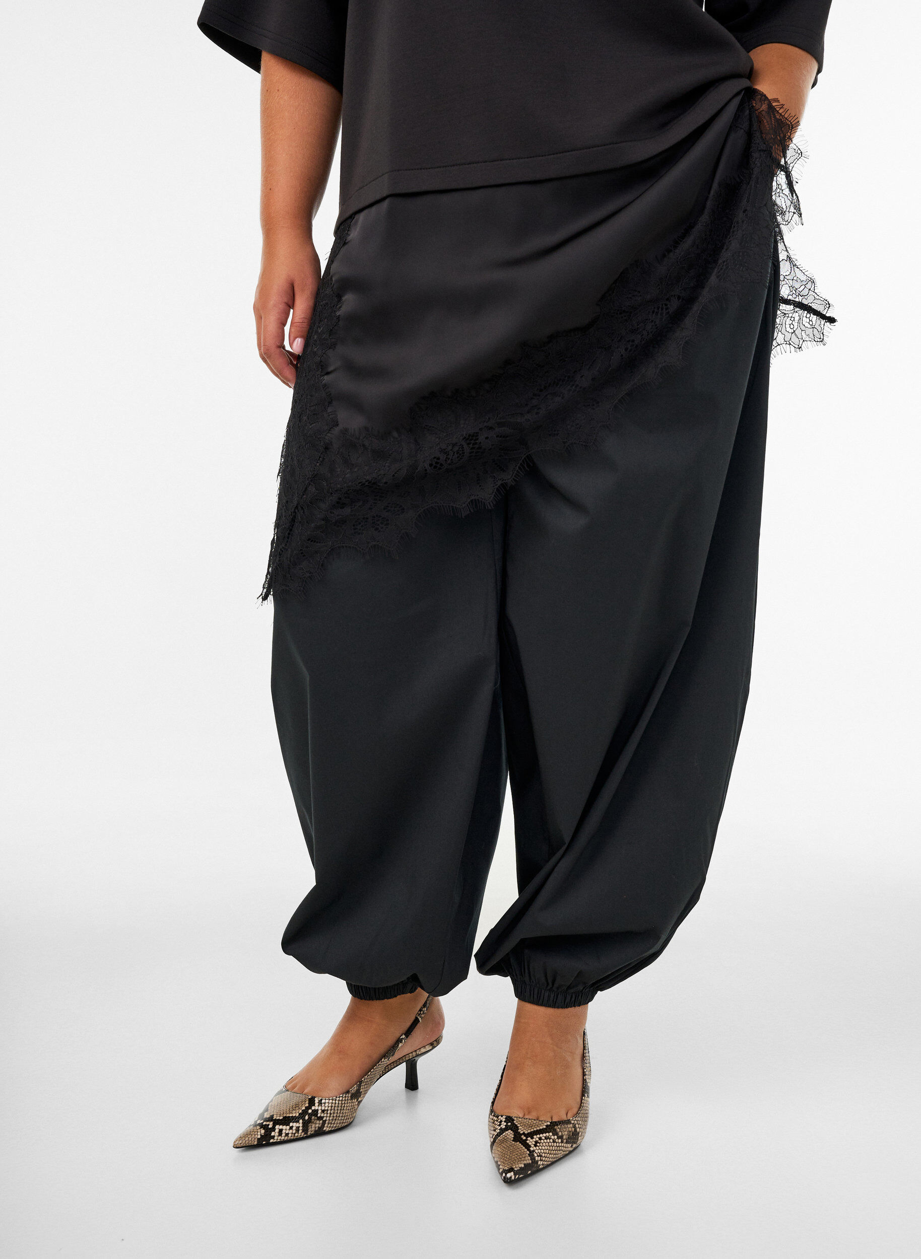 Balloon trousers with pockets and an elasticated waistband, Black, Model