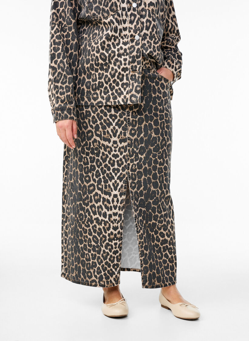 Maxi skirt with leopard print and front slit, Leo AOP, Model image number 2