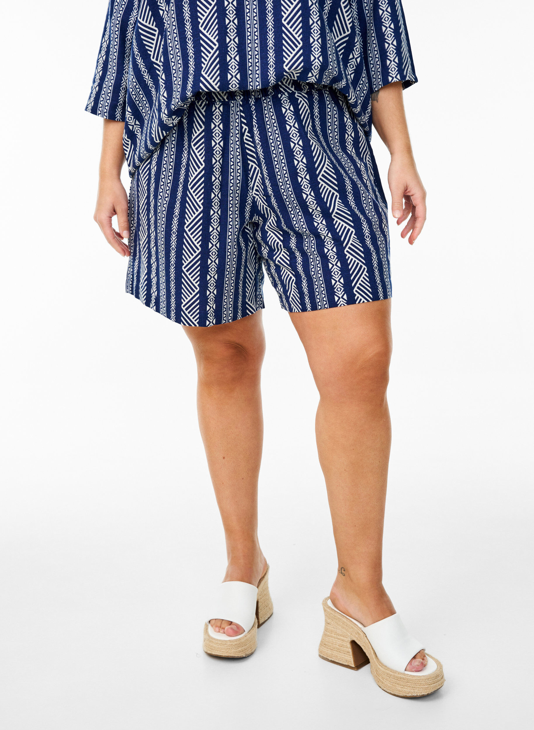 Zizzifashion Striped shorts in a linen-viscose blend, Blue, Model image number 3