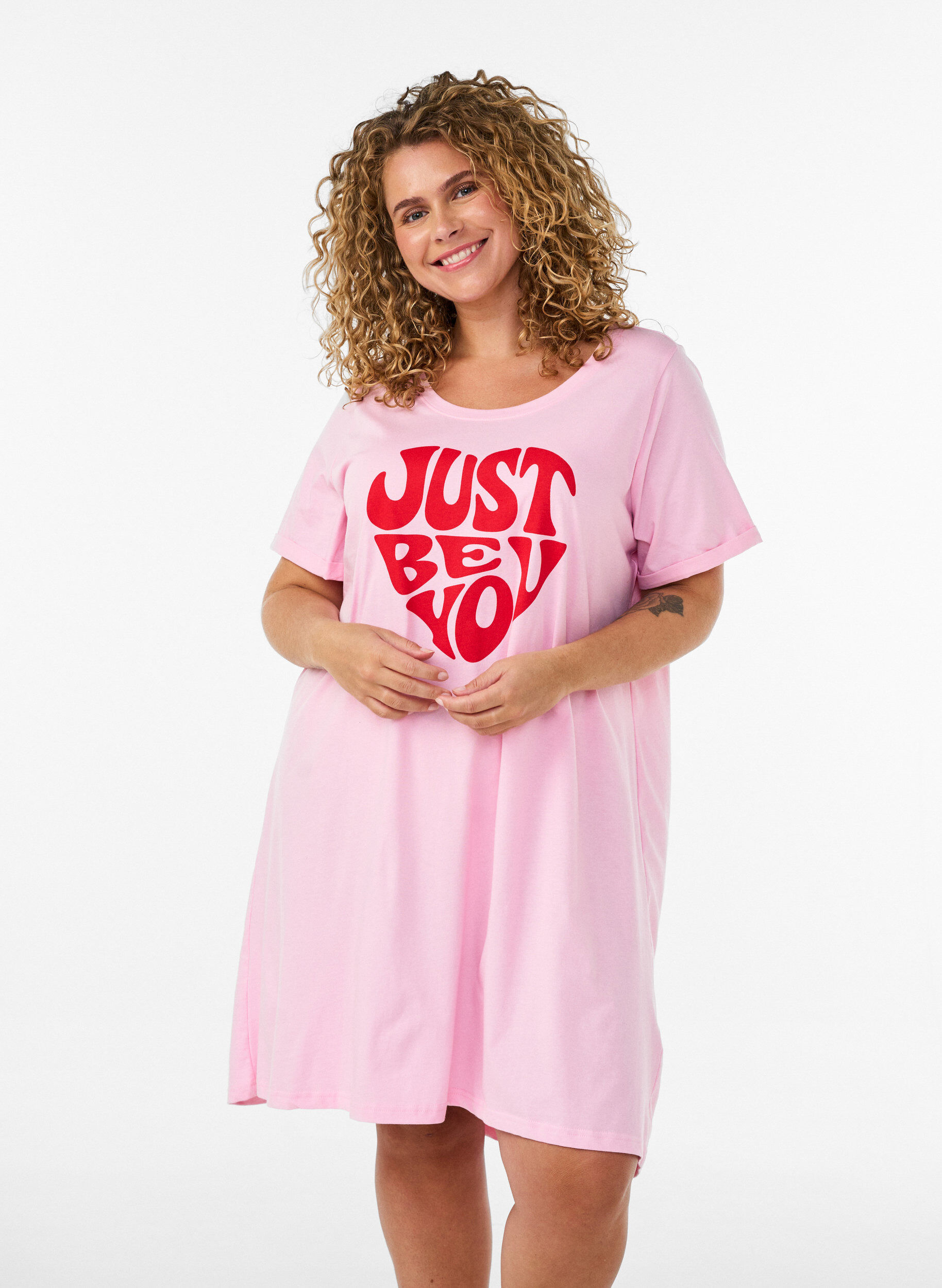 Short-sleeved nightgown in organic cotton, Pink, Model