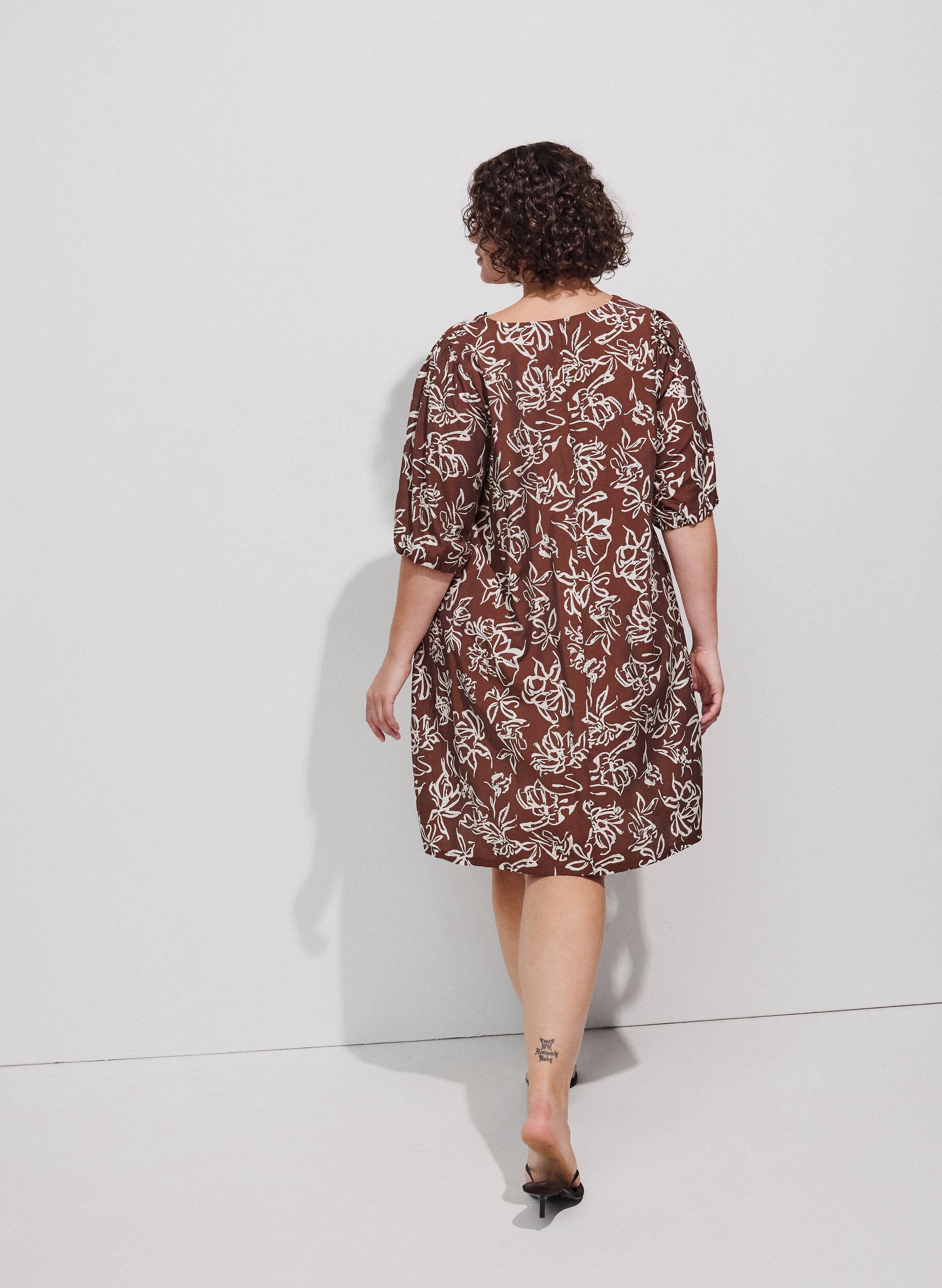 ZizzifashionShort A-line dress with V-neck, Brown, Model image number 2