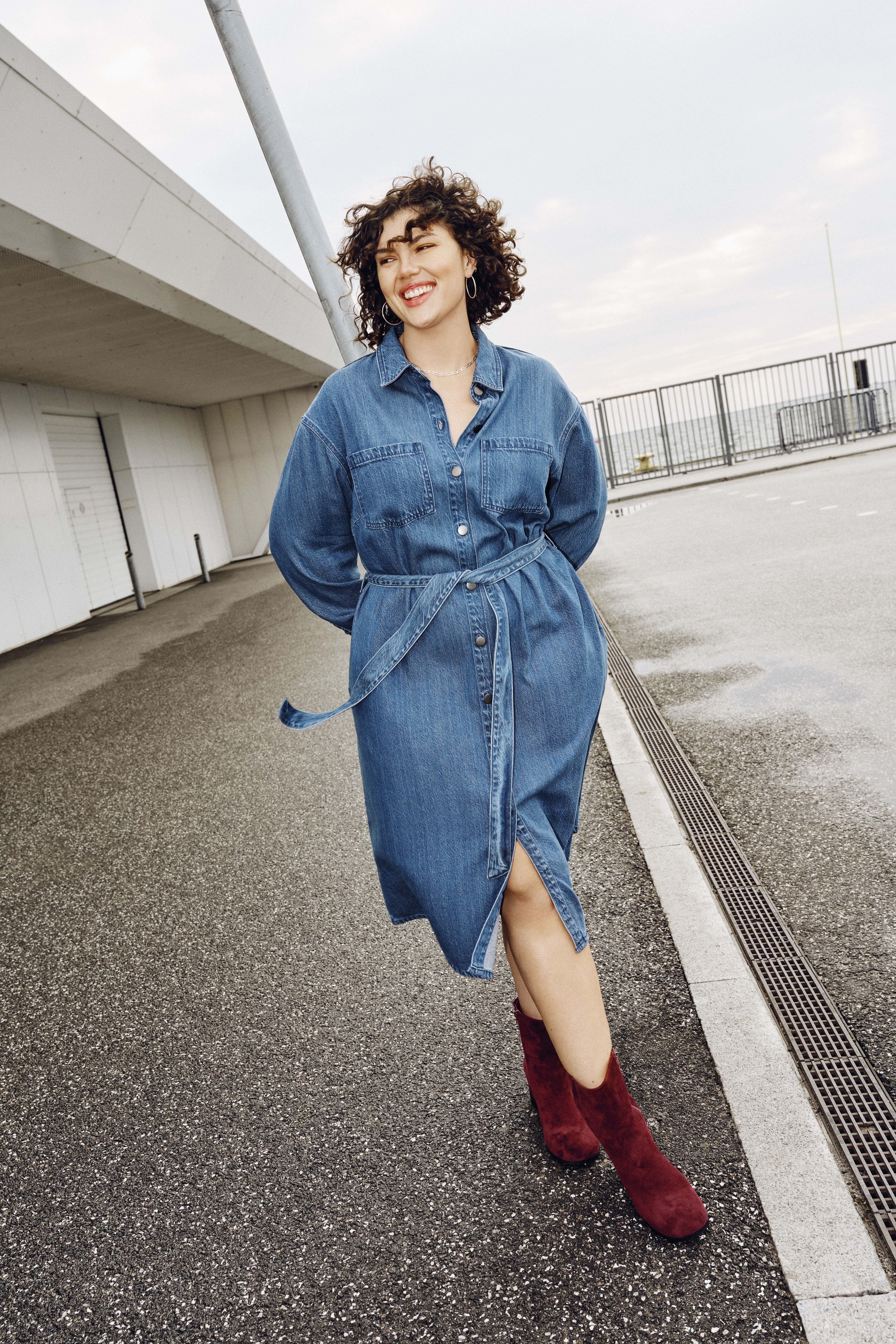 Denim dress with tie belt, , Model