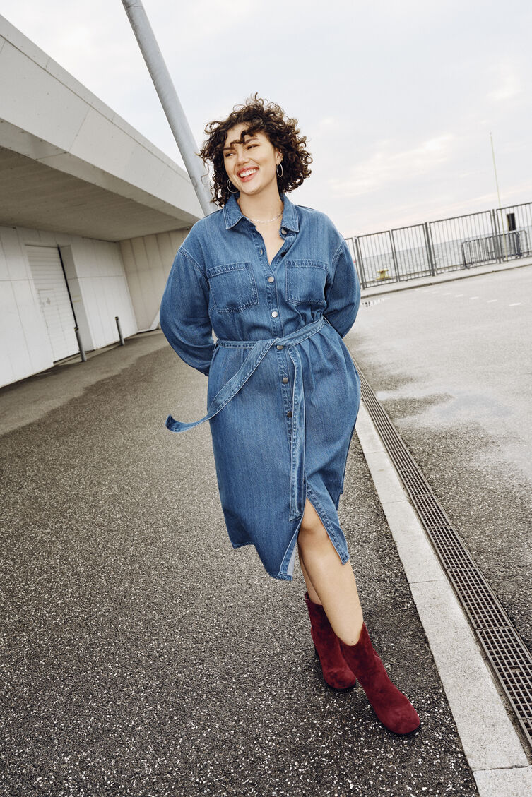 Denim dress with tie belt, , Model