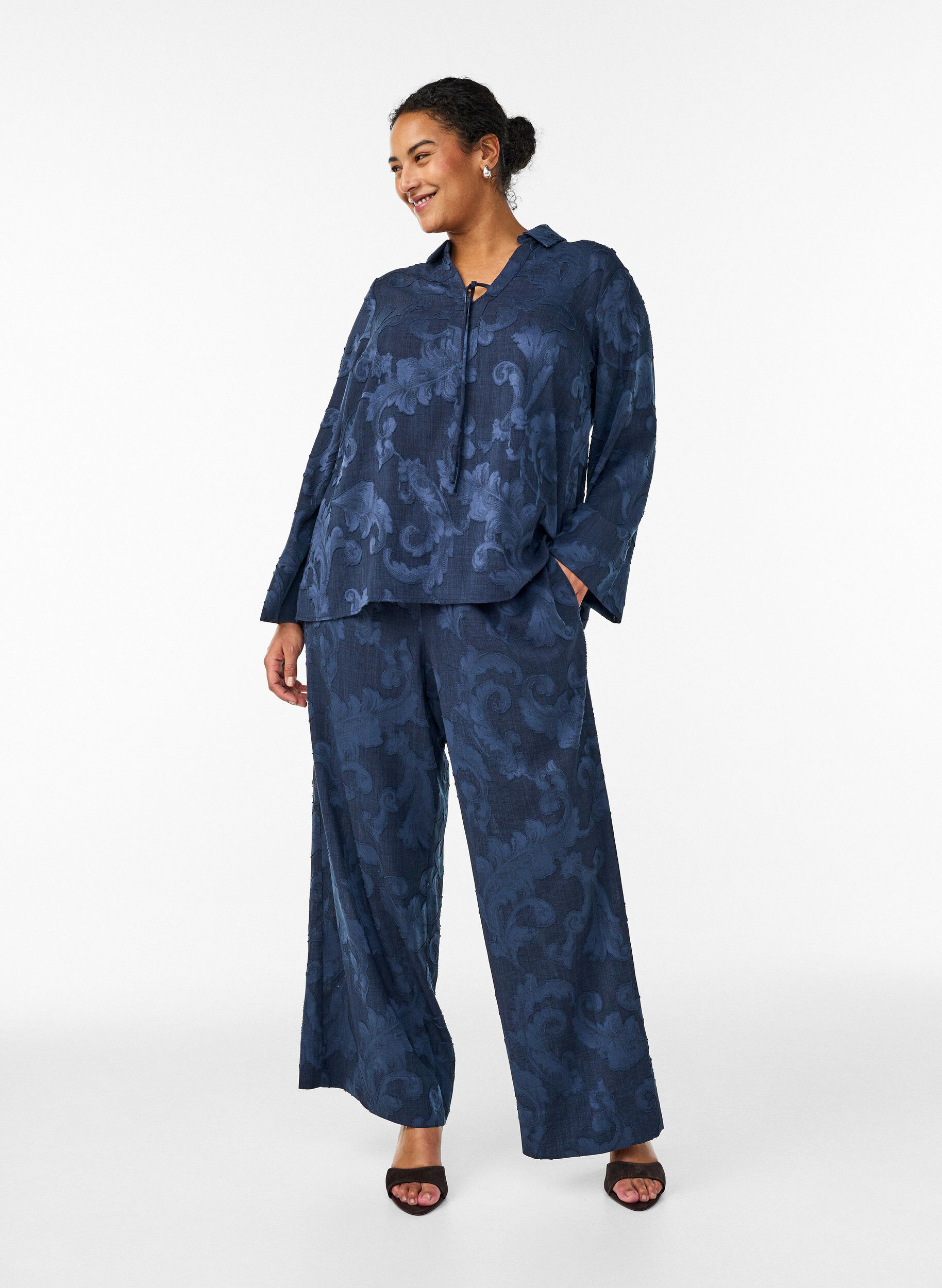 Zizzifashion Blouse with a textured woven pattern and V-neck, Blue, Model image number 1