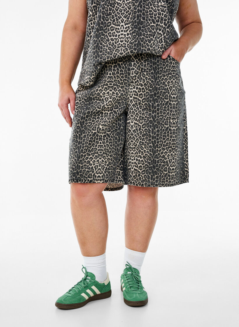 Leopard print denim Bermuda shorts, Brown, Model image number 2