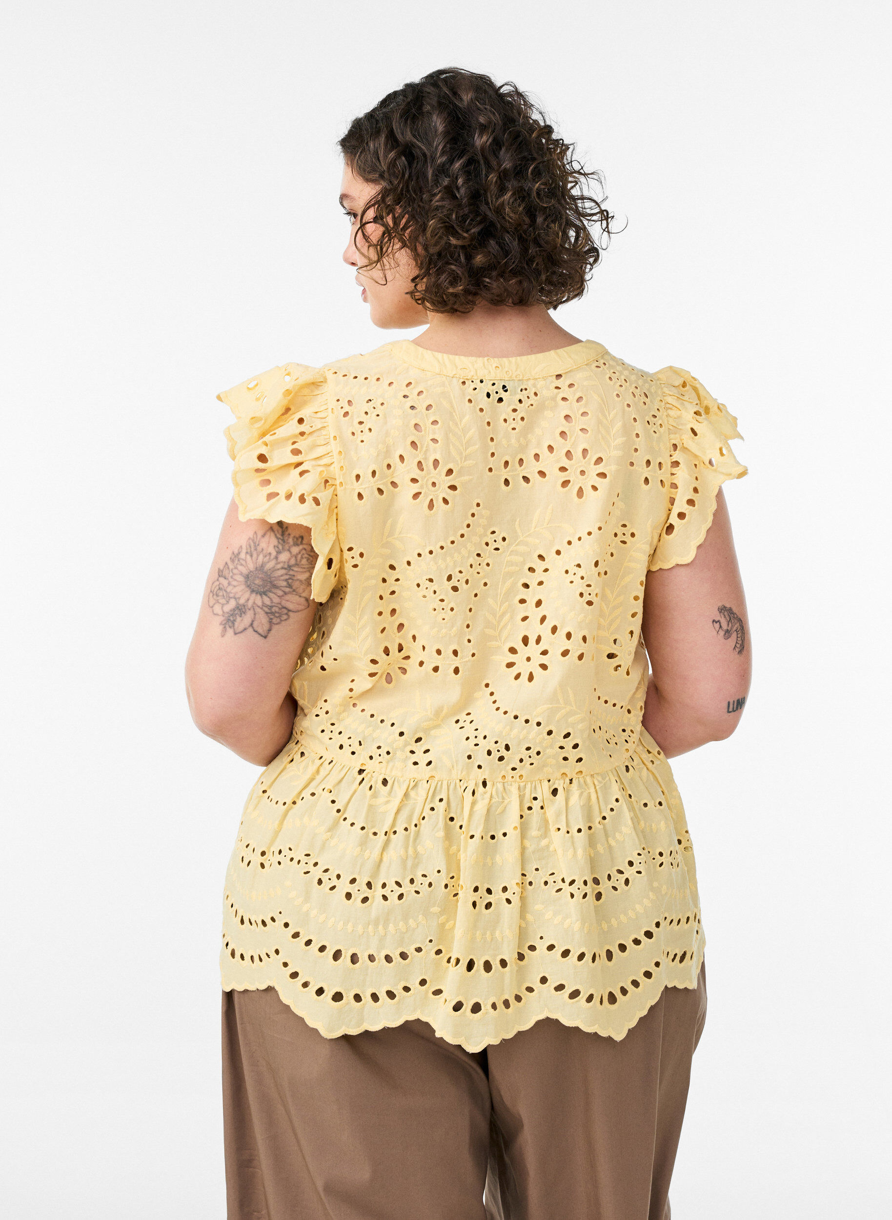 Zizzifashion Sleeveless broderie anglaise blouse with ruffles, Yellow, Model image number 2