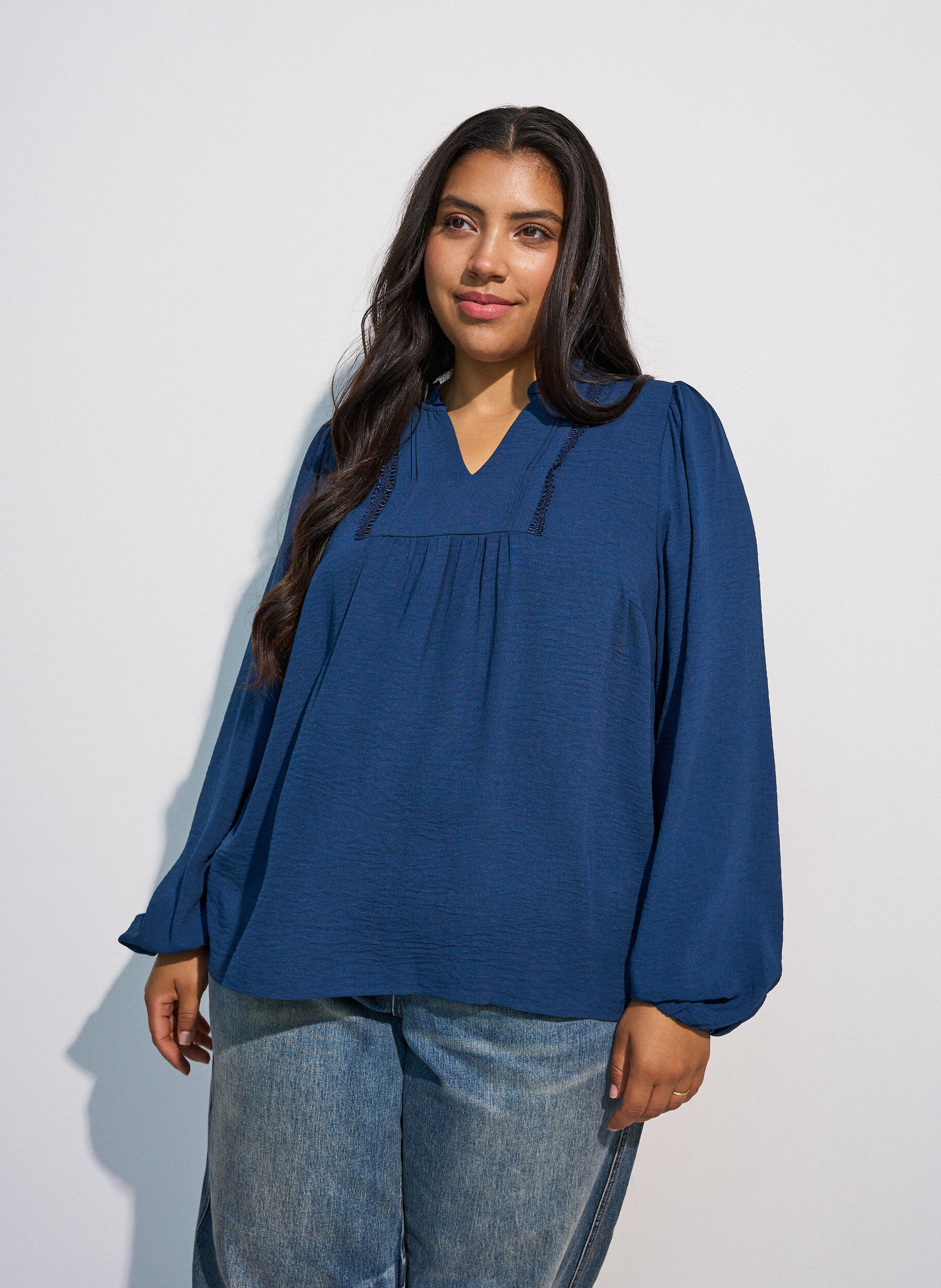 Blouse with V-neck and crochet band, Blue, Model