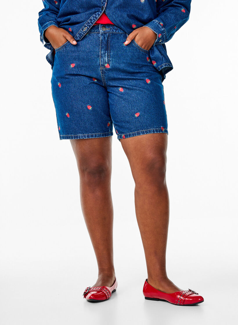 Denim shorts with embroidered strawberries, Blue, Model image number 2