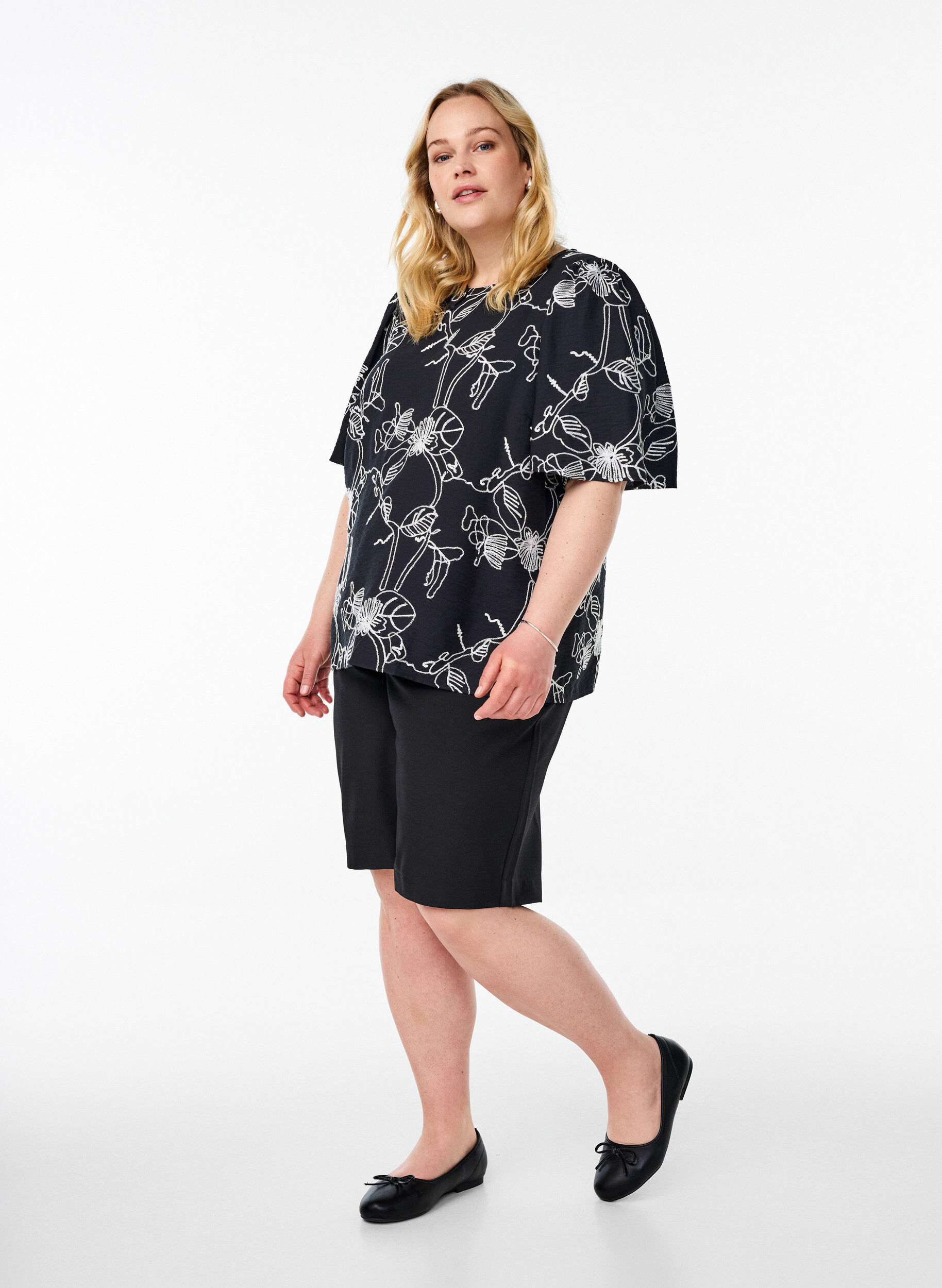 ZizzifashionShort-sleeved blouse with embroidered pattern, Black, Model image number 1