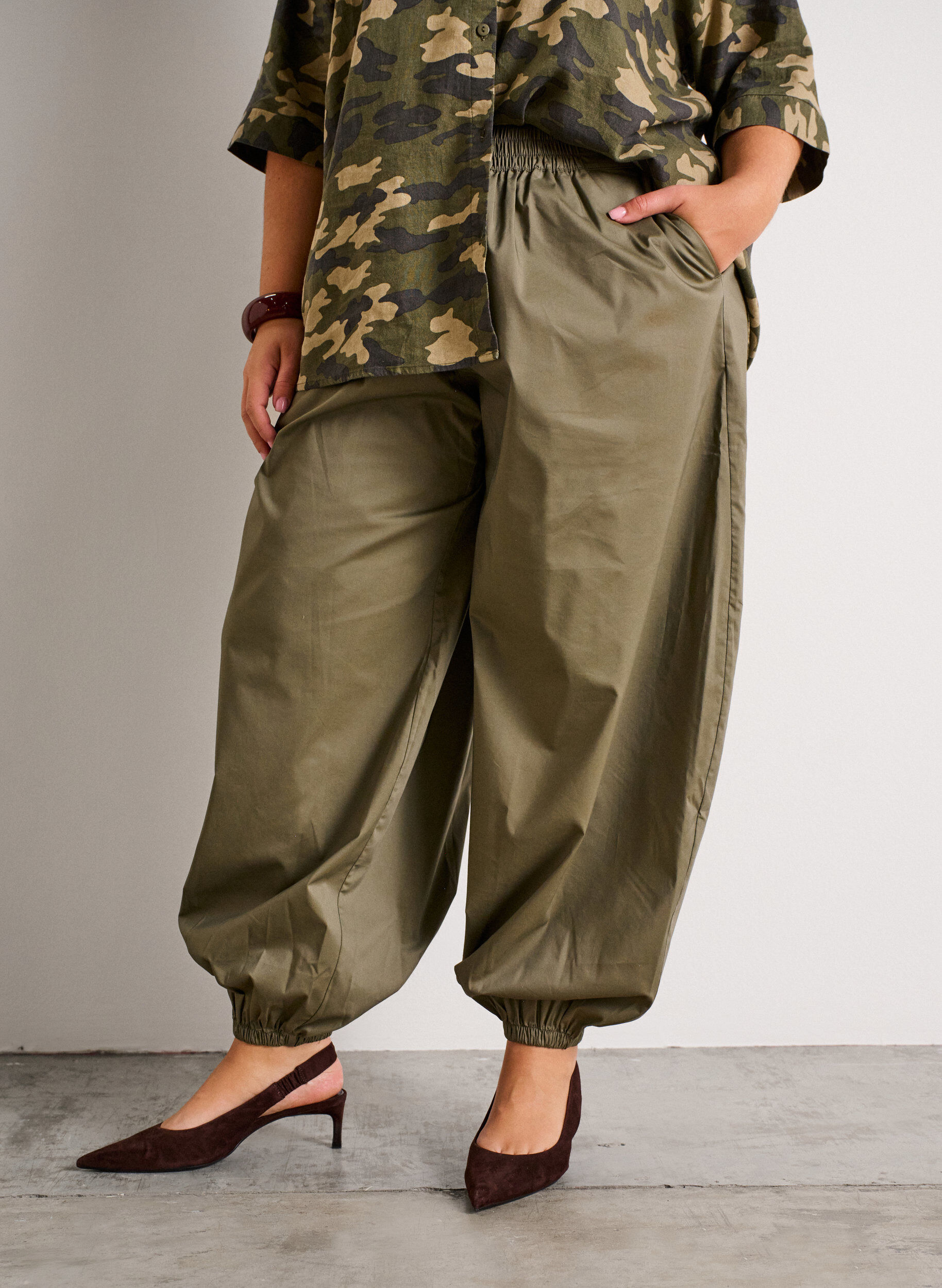 ZizzifashionBalloon trousers with pockets and an elasticated waistband, Green, Model image number 2