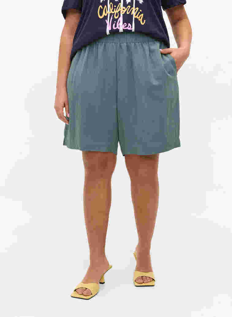 Loose viscose shorts, Balsam Green, Model image number 1