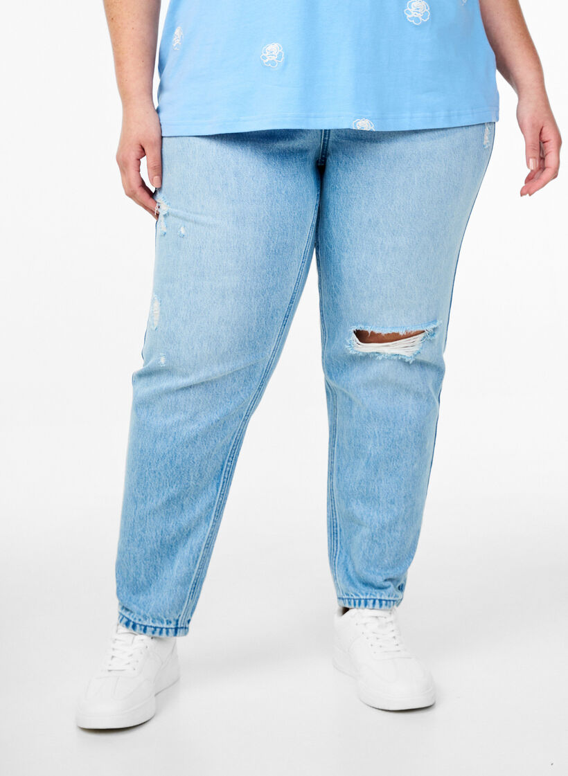 Mille Mom fit jeans with distress details, Light Blue, Model