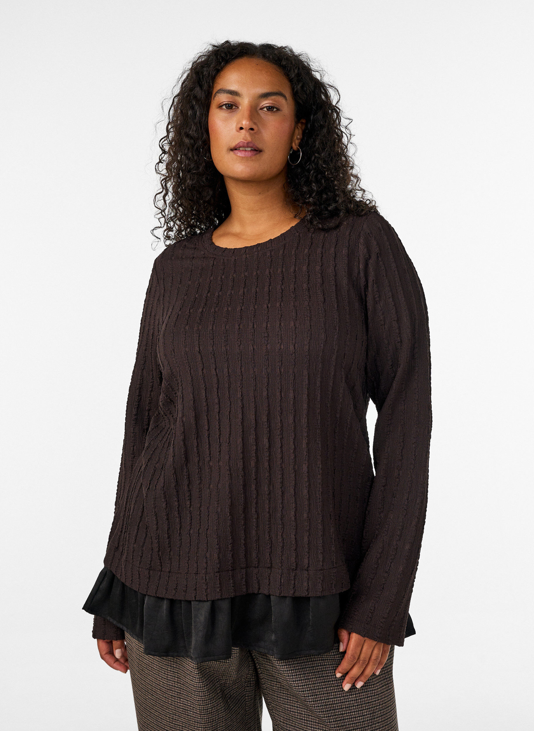 Structured blouse with ruffle hem, Brown, Model