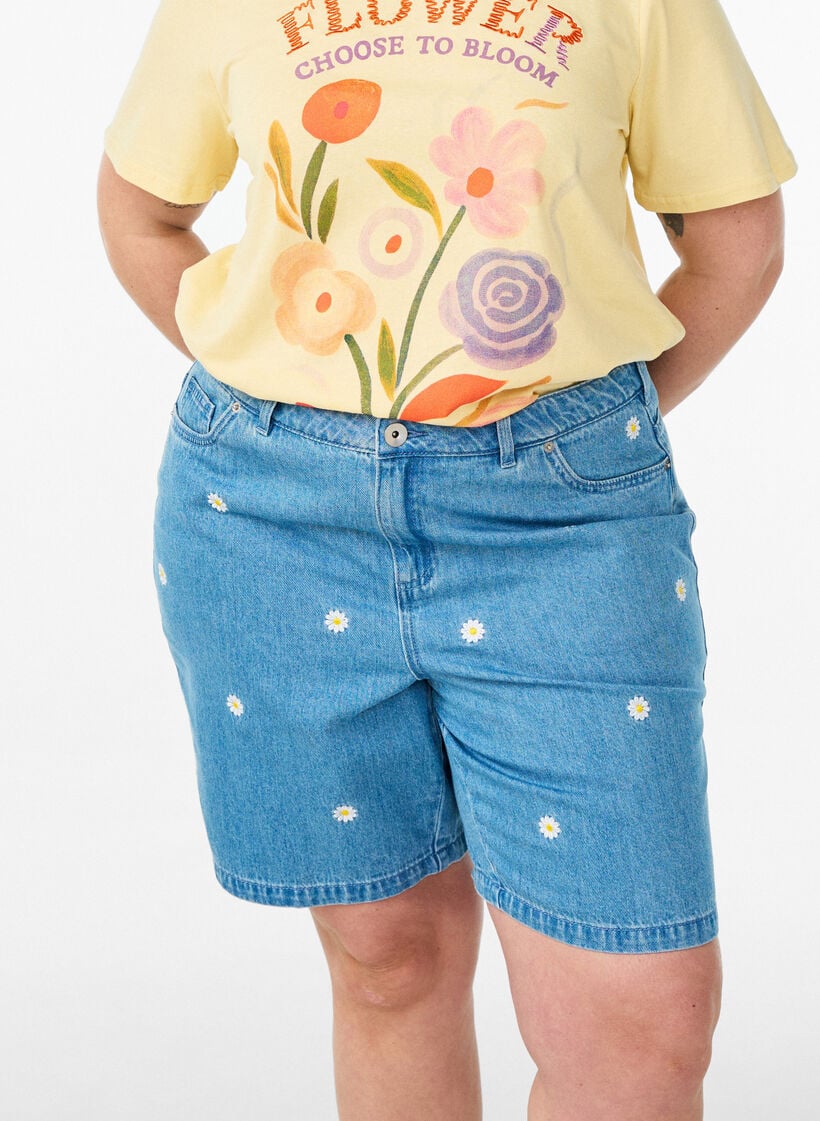 High-waisted denim shorts with floral embroidery, Light Blue, Model image number 3