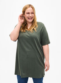 Single colour oversized t-shirt with v-neck, Thyme, Model