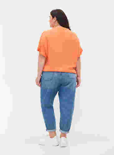 Mille mom-fit jeans with colour-blocking, Blue Denim Comb, Model image number 1