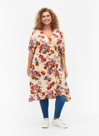 Wrap dress with floral print and short sleeves, Buttercream Vintage, Model